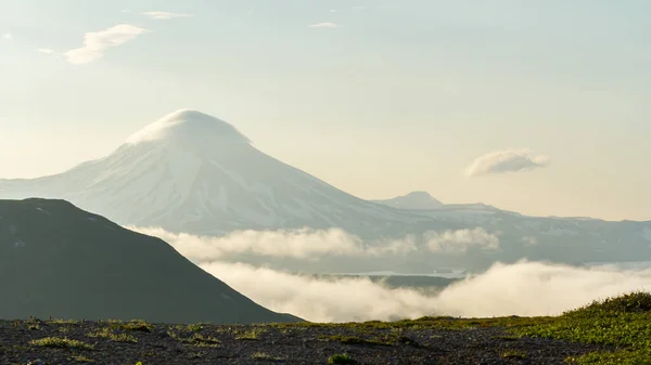 Blick auf den Ilyinsky Vulkan am frühen Morgen, Kamtschatka, Russland — Stockfoto