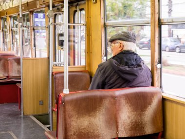 Antalya, Türkiye - 22 Şubat 2019: Antalya 'da eski tramvayda oturan yaşlı adam