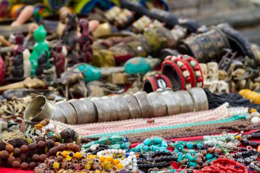 Seçici odaklanma. Bodnath stupa, Katmandu, Nepal yakınlarındaki bir markette hediyelik eşya var..