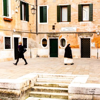 Venedik, İtalya - 11 Mart 2012: Venedik 'teki su kanalı yakınında iki kadın
