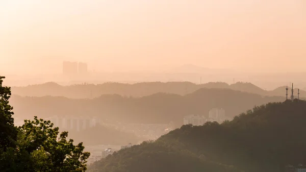 Humo en la gran ciudad, contaminación del aire en el ambiente de la ciudad. —  Fotos de Stock