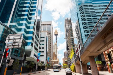Sydney, Avustralya - 12 Ocak 2009: Sydney Caddesi 'ndeki gökdelenler arasında Westfield Kulesi olarak bilinen ünlü Sydney Tower Eye.