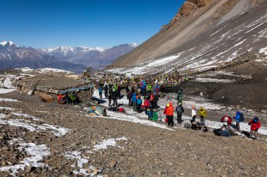 Annapurna, Nepal - 16 Kasım 2015: Turistler Thorong La Pass, Annapurna Trek, Himalayalar, Nepal.