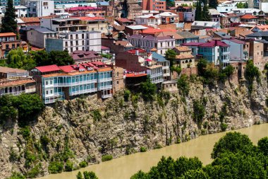 Tiflis, Gürcistan - 15 Haziran 2016: Eski Tiflis, Kura Nehri 'nin kayalık kıyısındaki Avlabari ilçesinin evleri.