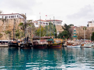 Antalya, Türkiye - 24 Şubat 2019: Antalya 'nın Kaleici ilçesindeki limandaki gemiler ve tekneler.
