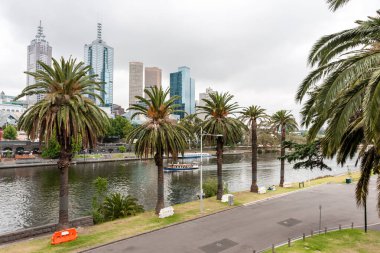 Melbourne, Avustralya - 7 Ocak 2009: Melbourne şehir merkezindeki rıhtımda dinlenen insanlar