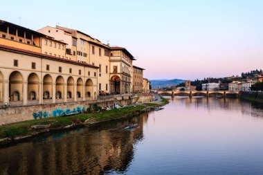 Florence, İtalya - 13 Mart 2012: Arno Nehri üzerindeki Ponte alla Carraia Köprüsü gün batımında, Toskana, İtalya.
