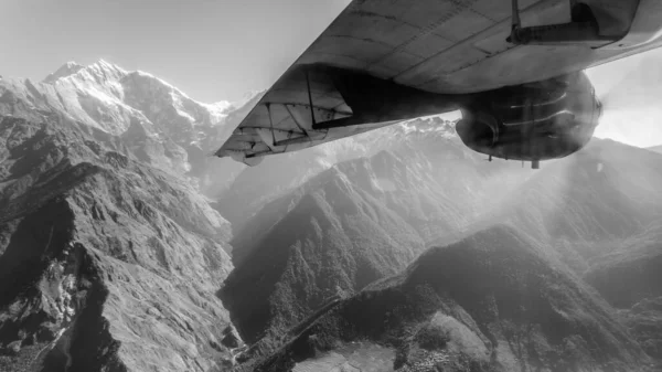 Flygfoto för Himalaya bergen från lätt flygplan verthole. — Stockfoto