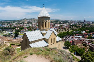 Tiflis, Gürcistan - 15 Haziran 2016: Narikala kalesindeki Aziz Nicholas Kilisesi ve Tiflis, Gürcistan, Avrupa manzarası
