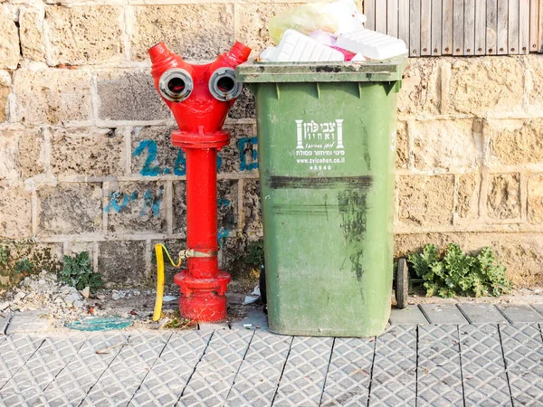 Israel, Tel Aviv - 4 Februari 2017: Sampah hijau dan hidran api merah di jalan di Tel-Aviv — Stok Foto