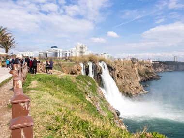 Antalya, Türkiye - 22 Şubat 2019: Türkiye 'nin Antalya kentindeki Duden şelalesi yakınlarındaki gözlem güvertesinde yürüyen turistler.