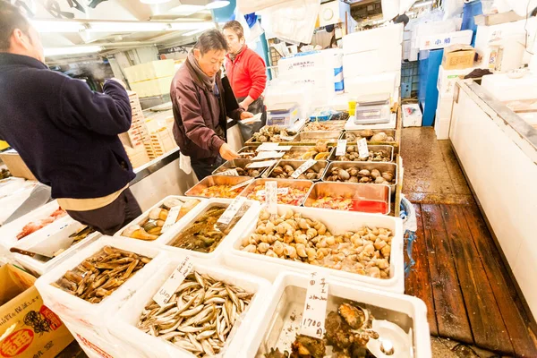 Токио Япония Января 2010 Года Первые Покупатели Покупают Свежую Рыбу — стоковое фото