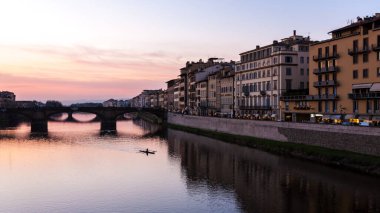 Florence, İtalya - 13 Mart 2012: Arno Nehri üzerindeki Ponte alla Carraia Köprüsü gün batımında, Toskana, İtalya.