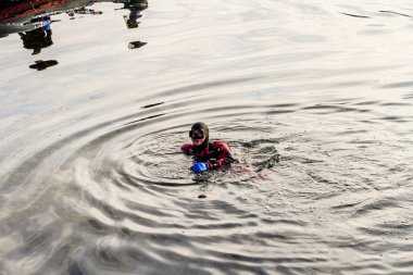 Teriberka, Rusya - 27 Temmuz 2017: Deniz yüzeyinde yüzen dalgıç.