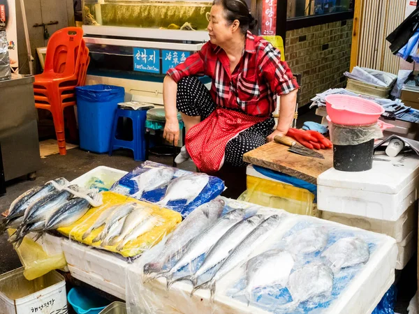 Сеул Южная Корея Июня 2017 Года Женщина Продавец Рыбы Ждет — стоковое фото