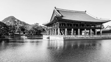Seul, Güney Kore - 3 Haziran 2017: Gyeonghoeru Pavyonu Seul 'deki Gyeongbokgung Sarayı' nda huzurlu bir gölette yer almaktadır. Geleneksel Kore mimarisi.
