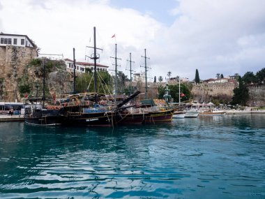 Antalya, Türkiye - 24 Şubat 2019: Antalya 'nın Eski Kaleici ilçesinin limanındaki rıhtımda yatlar.
