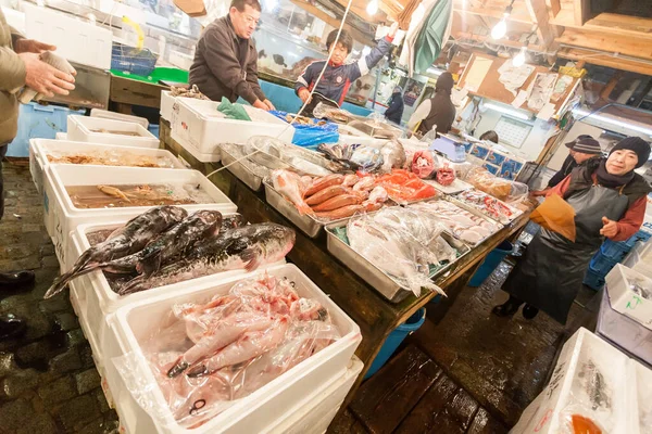 2010年 平成22年 1月15日築地市場早朝 最初の顧客は新鮮な魚介類や魚を購入します — ストック写真
