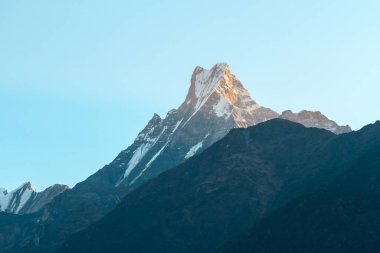 Chomrong 'a giderken gündoğumunda Machapuchare Dağı (Balık Kuyruğu). Annapurna Koruma Alanı, Himalaya, Nepal.
