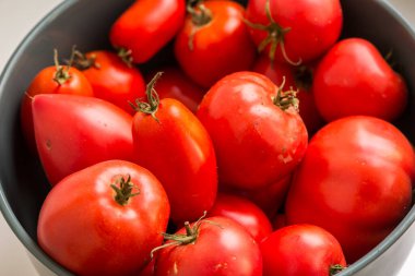 Kasede kırmızı taze organik domatesler, yakın plan görüntü..