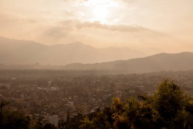 Günbatımında Swayambhunath stupa 'dan Katmandu şehir manzarası, Nepal.