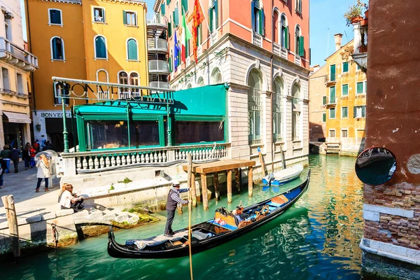 Benátky Itálie Března 2012 Gondolier Vesluje Své Gondole Benátském Velkém — Stock fotografie