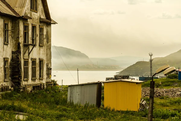 Uitzicht op het dorp Teriberka in de Barentszzee. Schiereiland Kola, Rusland — Stockfoto