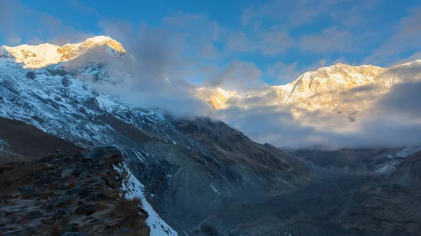 První Sluneční Paprsky Osvětlující Vrchol Hory Annapurna South Při Východu — Stock fotografie