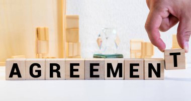 Gri arkaplandaki tahta küplerle ilgili açıklama