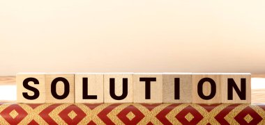 Tahta blokta yazan çözüm kelimesi. konsept