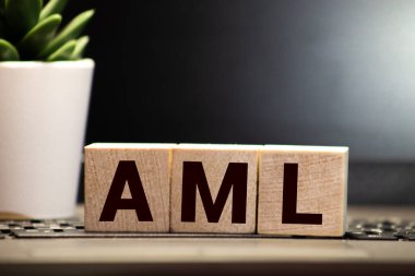 Renkli tahta küplerdeki AML Akut Myeloid Lösemi kısaltması