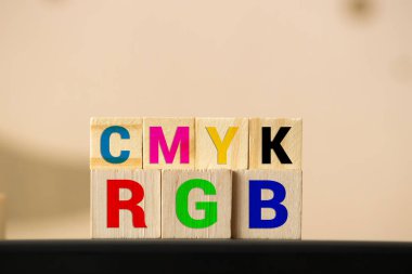 CMYK, RGB 'ye karşı harf baskısı tipinde. Çapraz işlenmiş, dar odak.