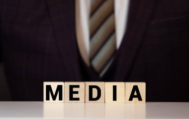 Etkileyici - tahtadan harflerle yazılmış kelimeler, Sosyal Medya Etkilendirici pazarlama konsepti, üst görünüm gri arka plan