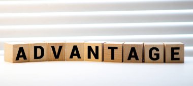 Avantajlı kelime yapı taşlarından yapılmış. İş yarışmacıları konsepti