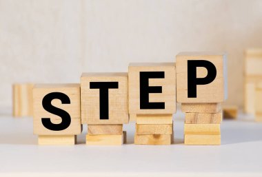 adım kelime ahşap bloklardan yapılır, konsept.