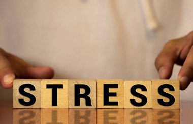 Tahta bloğa yazılmış vurgu kelimesi, kavram