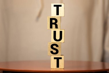 Küpler ve iş konsepti üzerine Güven metni