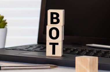 Robot kelimesini heceleyen renkli alfabe blokları