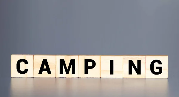 Camping Szó Egy Fából Készült Kocka Tábla Homályos Hátterű Kemping — Stock Fotó