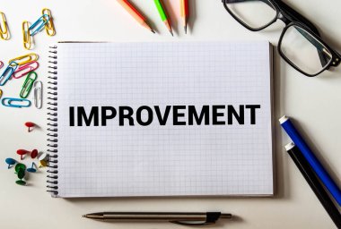 Bir kalibre tutan iki el, gelişim kelimesini ölçüyor.