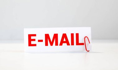 E-posta ile yazılan bulut teknolojisi. konsept