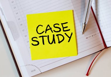 Tahtada beyaz etiket var. İşaretleyici Vaka çalışmasında yazıldı