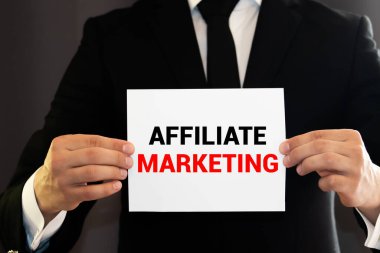 İşaretleyici ve iş konsepti ile el yazımı bağlı pazarlama.