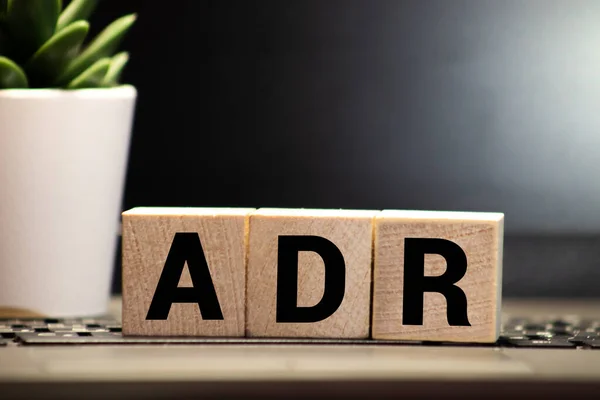배경에 부작용을 나타내는 Adr Adr 이라는 단어의 — 스톡 사진