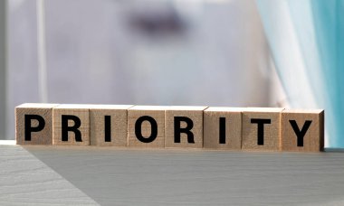 Tahta blokta öncelikli kelime yazıyor. masadaki öncelikli metin, kavram