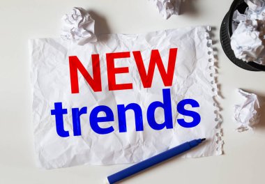 Not defterine gözlüklü, kalem ucunu büyüten yeni trend metni yazıldı. Bir şeyleri değiştirmenin ana trendi. Popüler ve ilgili konular. İş hayatında yeni trendler. Yeni ve son moda. Değerlendirme yöntemleri.