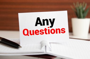 Herhangi bir soru sözcüğü, kavram: Kalemle siyah arkaplan üzerine yırtılmış kağıt