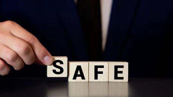 Bezpieczne Słowo Wykonane Klocków Izolowanych Białym — Zdjęcie stockowe