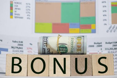 Tahta küpler, iş konsepti ve iletişim konsepti üzerine yazıtlar.