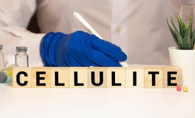 Selülozlu metin başlığı etiketi kapağı arka planı. Siyah yansıtıcı arka planda alfabe harfli oyuncak blokları. Beyaz alfabetik harfler. Üzerinde kelimeler olan beyaz eğitici oyuncak bloğu